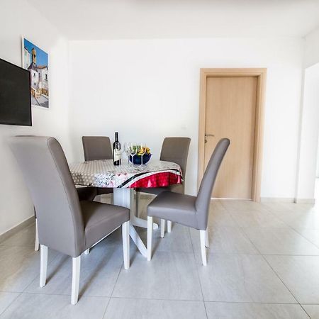 Colic Lägenhet Njivice Exteriör bild