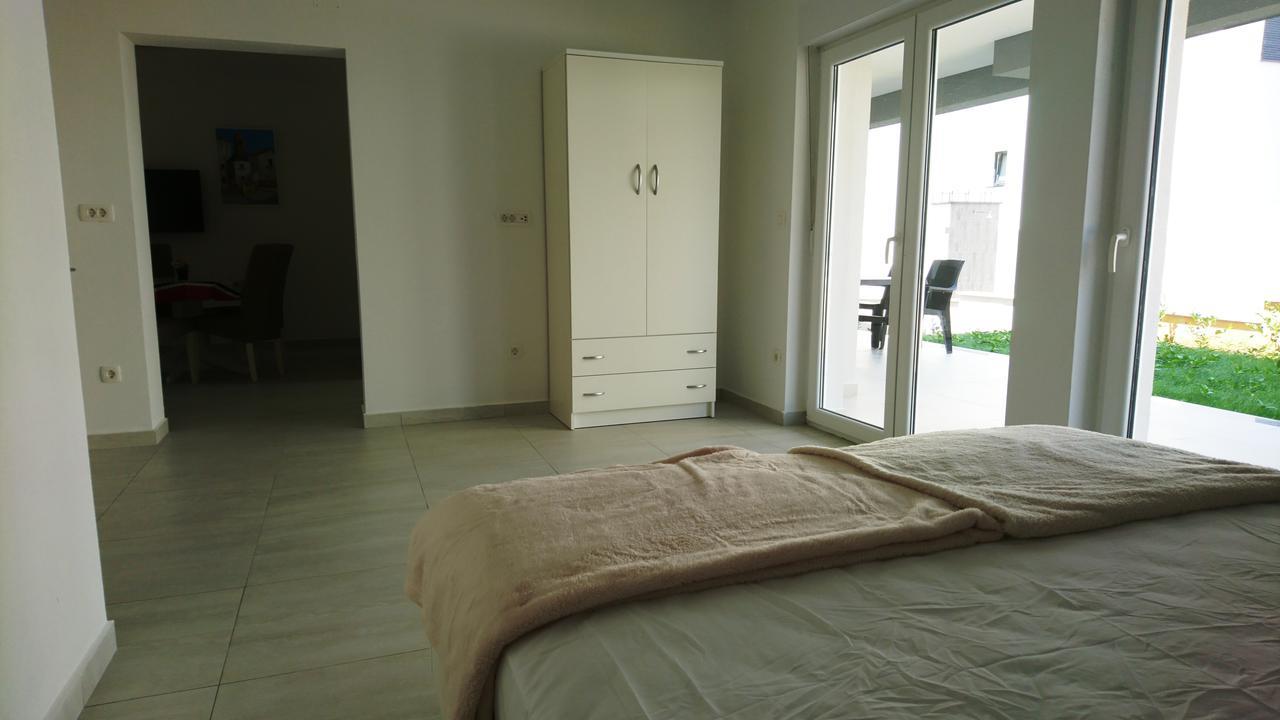 Colic Lägenhet Njivice Exteriör bild