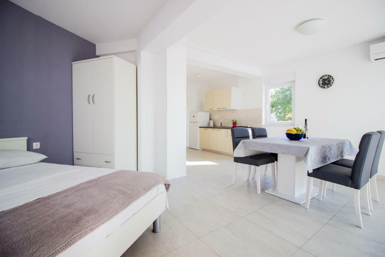 Colic Lägenhet Njivice Exteriör bild