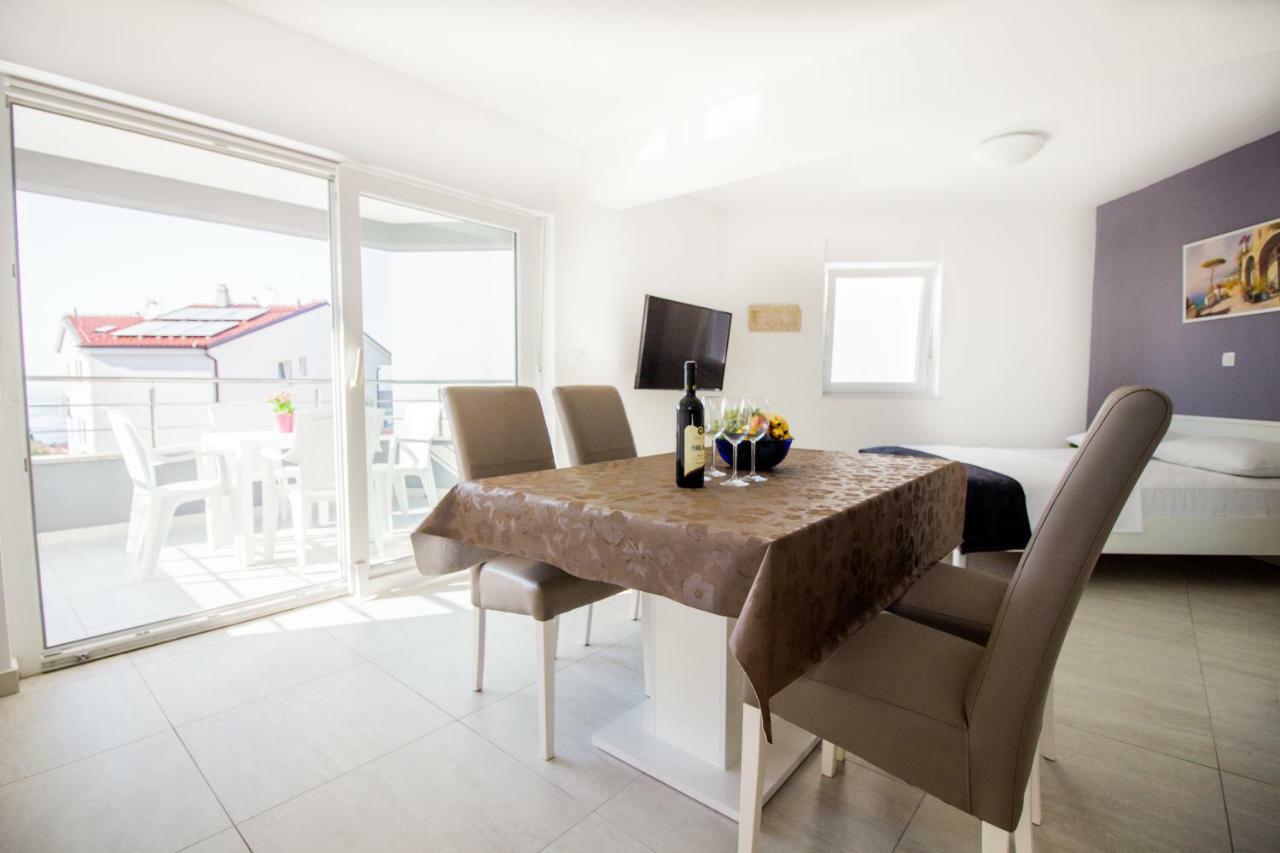 Colic Lägenhet Njivice Exteriör bild